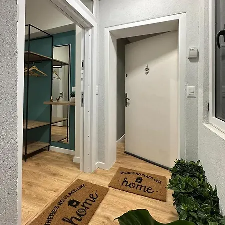 In Апартаменты Тирана